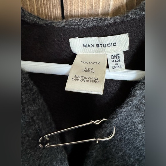 Max Studio woman’s poncho - Picture 2 of 4